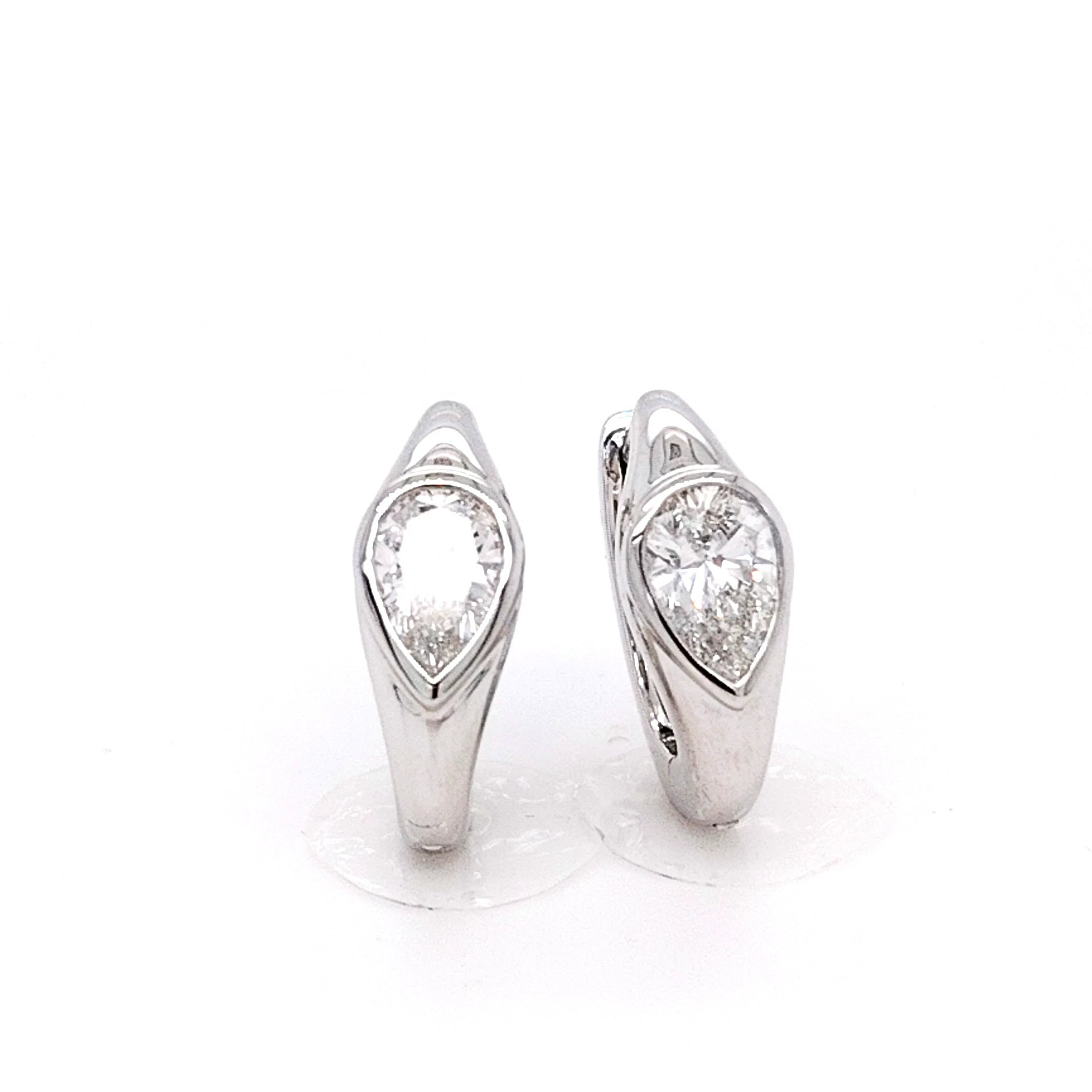 DIAMOND NAVETTE HUGGIES